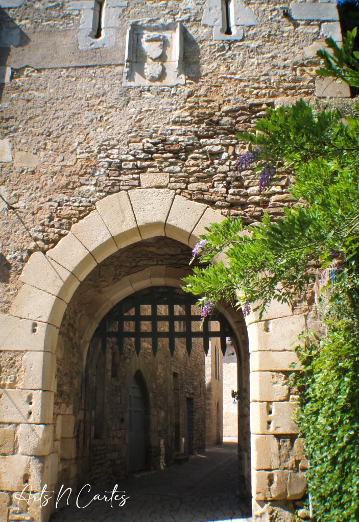 villeneuve d'aveyron photo commerce plus beau village de france